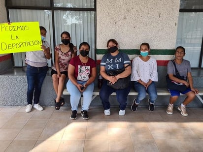 Monclovenses se manifiestan en el Puente Dos de Piedras Negras; piden que EU deporte a sus familiares