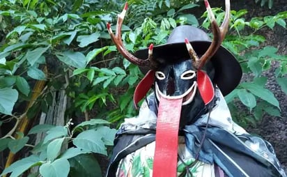 Danza y ofrendas para celebrar el Xantolo en la Huasteca Potosina