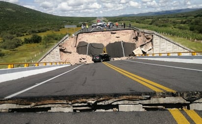 Colapsa puente vehicular en SLP; reportan un muerto y 4 heridos