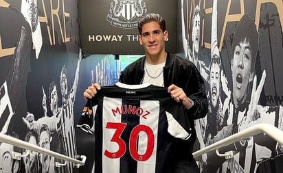 Santiago Muñoz presume el dorsal que utilizará con el Newcastle