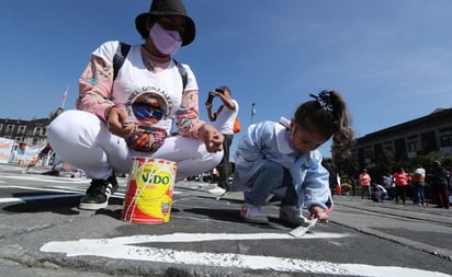 Madre e hija se manifiestan en Plaza de los Mártires; piden amnistía