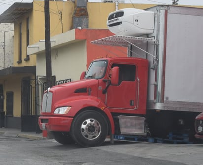 Un tráiler derribó dos mufas eléctricas y cables de telefonía en Monclova 