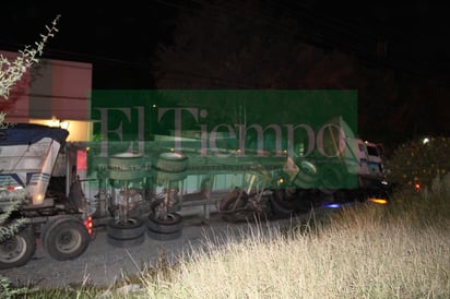 Plataforma de tráiler se vuelca en el boulevard Santa Cecilia de Castaños