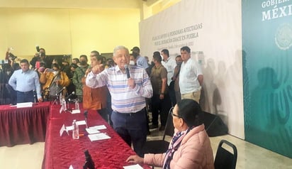 Damnificados por 'Grace' irrumpen en evento de AMLO en Puebla