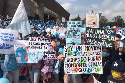 Manifestantes Provida marchan por la mujer