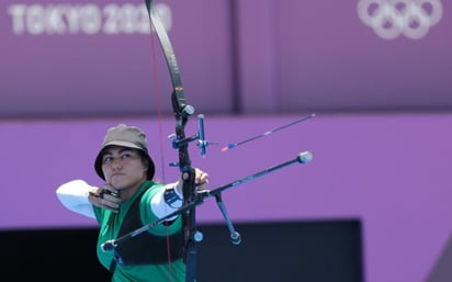 Alejandra Valencia presume su título universitario