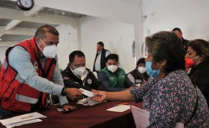 Dan apoyos a 42 familias damnificadas tras derrumbe en el Chiquihuite