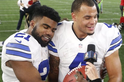 Ezekiel Elliott y Dak Prescott se combinan en el triunfo de los Cowboys