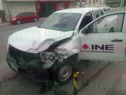 Una ambulancia del Seguro Social de Monclova fue chocada cuando estaba estacionada 