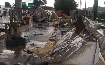 Tráiler choca contra caseta de cobro en la México-Puebla