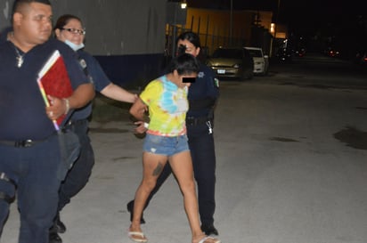 Mujer es detenida por robar dentro de un negocio de Monclova 