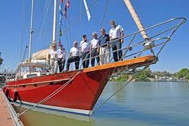 Velero que emula la Vuelta al Mundo Magallanes-Elcano, a punto para Galápagos