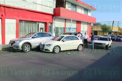 Un taxista protagonizó un choque en Monclova por ir viendo el celular 