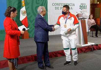 AMLO entrega estímulos a deportistas que participaron en Tokio 2020