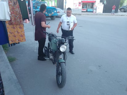 Motociclista sufre fractura expuesta al chocar contra camioneta en Monclova