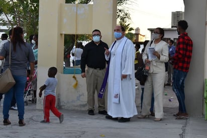 El obispo Hilario García pide por los haitianos refugiados en iglesia de Frontera