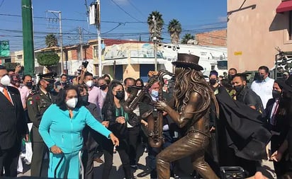 Develan estatua de 'Sax', de La Maldita Vecindad, en SLP