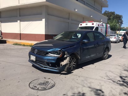 Motociclista se atraviesa y termina arrollado por automóvil en Monclova