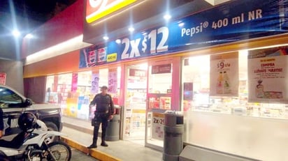 Ladrón se lleva 300 pesos y botella de tequila en atraco a Oxxo de Monclova 