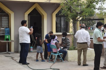 Haitianos recibirán ayuda de 'Cáritas' en Frontera 