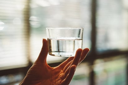 Esta es la cantidad de agua que debes tomar para cuidar los riñones