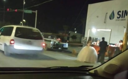 VIRAL: Recién casados hacen parada en puesto de tacos en Torreón