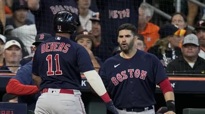 J.D. Martínez y Rafael Devers pegan grand slams y Medias Rojas igualan la serie