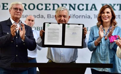 AMLO firma decreto para regularizar autos 'chocolate'