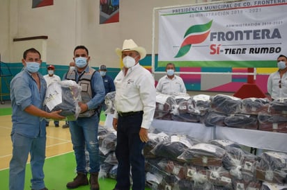 El sindicato de trabajadores al servicio de Frontera recibe dotación de equipo y vestimenta 