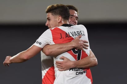 Con un triplete de Julián Álvarez, River venció a San Lorenzo y sigue líder