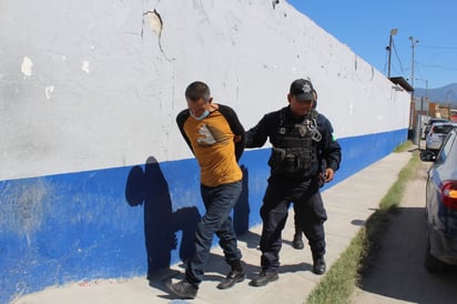 Un sujeto fue arrestado por robar cerveza dentro de una tienda de conveniencia