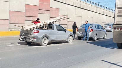 Tres automóviles participan en choque que dejó dos personas lesionadas