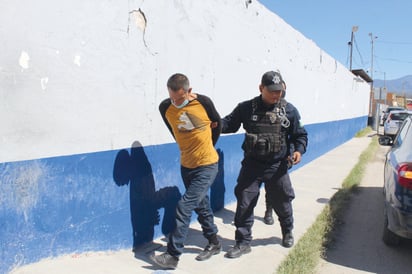 Un sujeto fue arrestado por robar cerveza dentro de una tienda de conveniencia