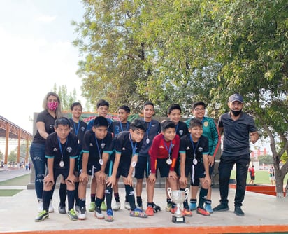 La liga formativa municipal de fútbol llegó a feliz término con la premiación a equipos