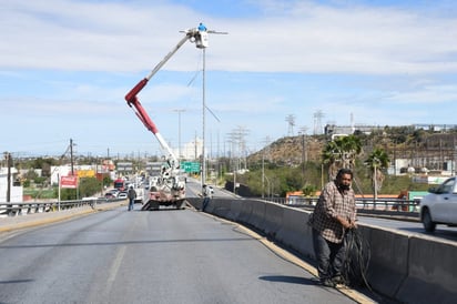 Cambian cableado en puente vehicular del Pape y Puerta Cuatro de Monclova