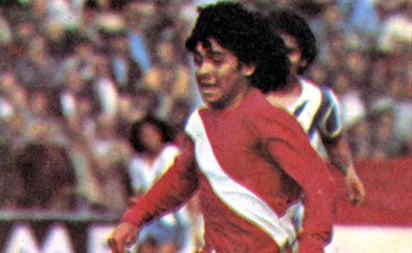 Diego Armando Maradona, a 45 años de su debut