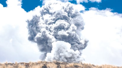 Así se vio en fotos la gigantesca columna de cenizas tras erupción del volcán Aso en Japón