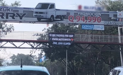 'Me dejaste en visto': Dejan cartel rompecorazones en un puente, te decimos de qué se trata