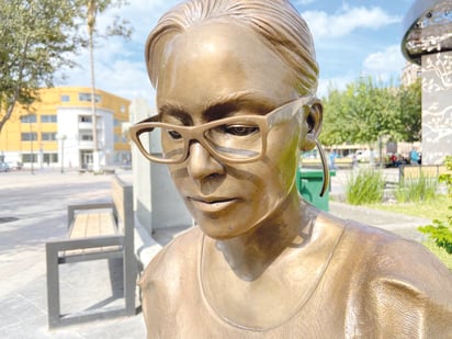 Pongámosle nombre a la bella mujer de bronce de Monclova