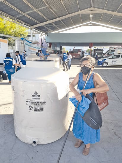 Presidencia de Monclova y Congregación Mariana trinitaria entregan tinacos subsidiadios 