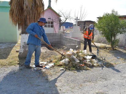 Frontera limpia el panteón por el día 1 y 2 de muertos