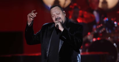 Pepe Aguilar rinde homenaje a Vicente Fernández en su show presencial