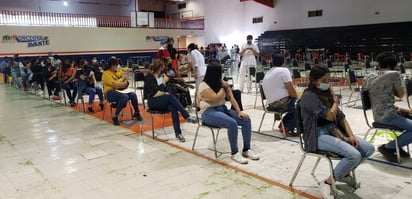 Los jóvenes de Monclova abarrotan centros de vacunación antiCOVID-19