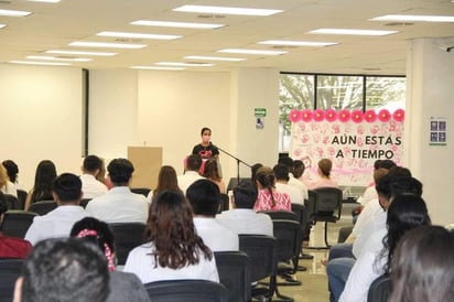 La UTRCC recibe plática de concientización contra el cáncer por sobrevivientes de la enfermedad