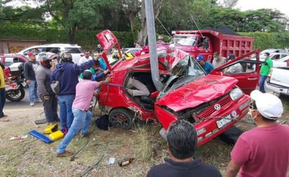  Accidente automovilístico termina con la vida de madre e hija en Oaxaca