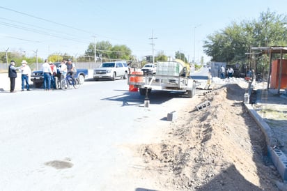 Frontera avanza en la construcción de banquetas