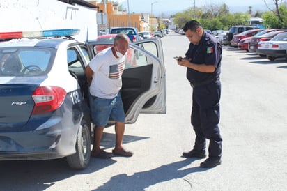 Un hombre fue a parar dentro de las celdas municipales por andar ebrio en la vía pública de Monclova 