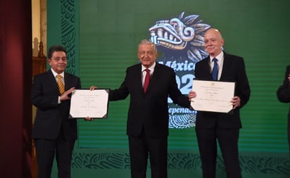 AMLO entrega reconocimientos por el Día del Médico