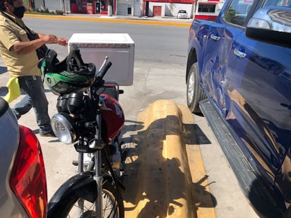 Fuerte accidente entre dos automóviles y una motocicleta en Monclova deja dos personas lesionadas