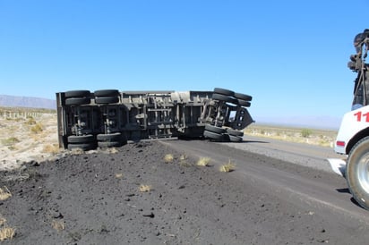 Tráiler termina volcado al atropellar un burro en Cuatro Ciénegas